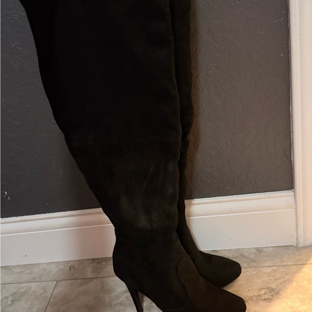 Elegant Black Women's Knee-High Boots size 7.5